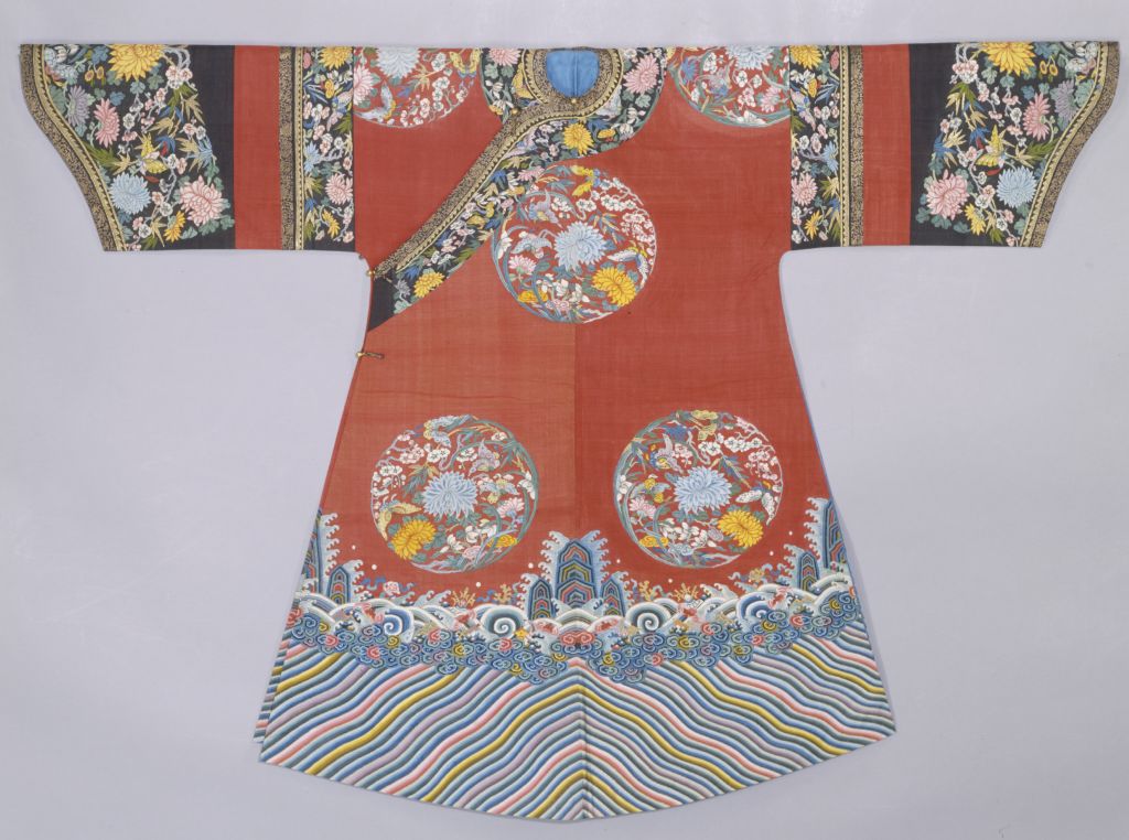 图片[1]-Big red silk tapestry painted with eight groups of plum, orchid, bamboo, and chrysanthemum patterns robe-China Archive